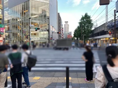 万寿 （マンジュ）への道順 7／14：大きな横断歩道が出てくるので正面に渡って線路を右手に更に直進します。