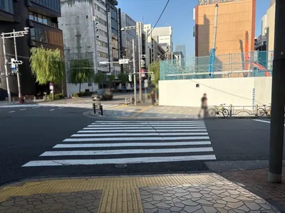 ルシェンテへの道順 4／8：二つ目の横断歩道を渡って右折します。