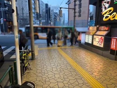 七凪 （ナギ）への道順 4／10：直進して高架下をくぐります。