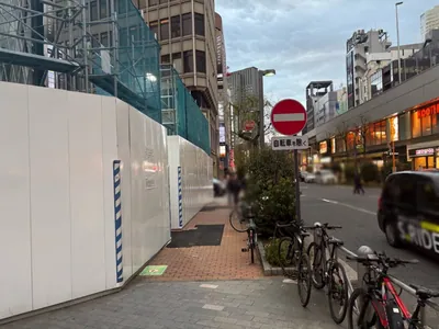 利恵（リエ）への道順 5／7：横断歩道を渡ったら右折します。