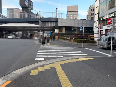 ウエダへの道順 3／12：一つ目の横断歩道を渡ります。