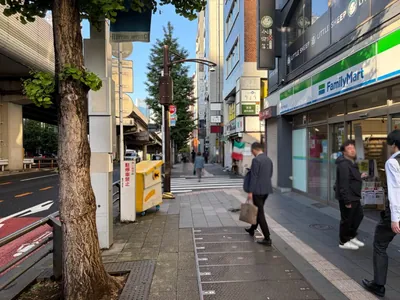 ビゼへの道順 2／7：道路を左手に直進します。