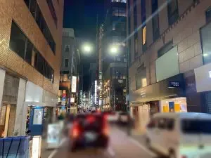 まほら (マホラ）への道順 8／11：しばらく直進をすると十字路が出てくるので十字路を越えて更に直進します。