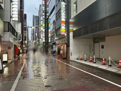 りぼん （リボン）への道順 9／9：右手の三つ目が銀座りぼんの入る「青柳ビル」です。