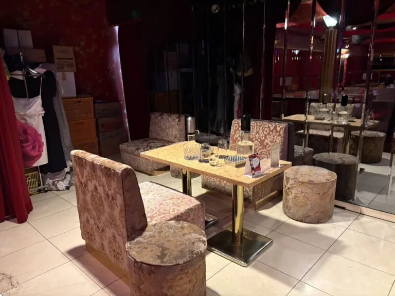 志留久 （シルク）の店内