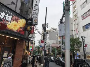 パプリカへの道順 3／5：鳴門鯛焼本舗を左手に直進します。