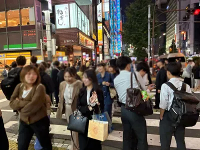 ネクサスへの道順 5／10：一つ目の左手路地を越えて直進します。
