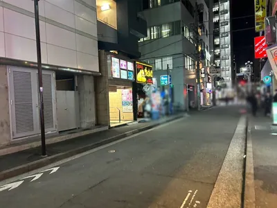 リリアンへの道順 10／10：右折後、少し歩くと左手に五反田リリアンの入るビルがあります。