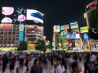 ロイヤルラウンジへの道順 2／9：駅を背にしてスクランブル交差点方向に歩きます。