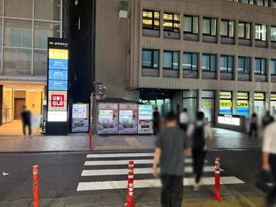 ウィンラウンジへの道順 2／5：駅を背にし、目の前の横断歩道を渡り右折します。