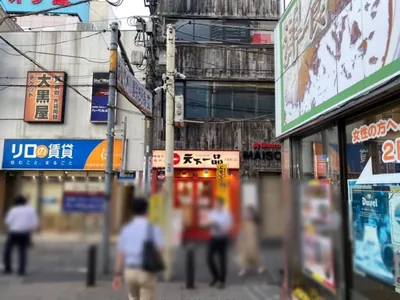 タントラへの道順 3／6：正面に天下一品が出てきたら右折して商店街の中に入っていきます。