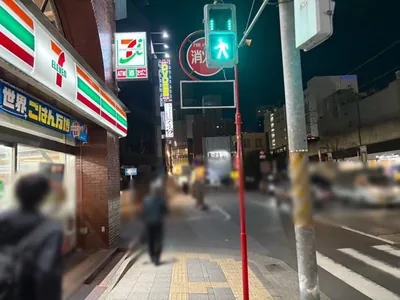 ドエムへの道順 11／15：左手二つ目の路地を左折します。