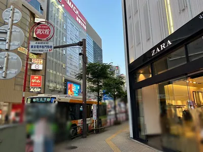 ザブラックへの道順 4／7：渡ったら道路を左手に直進します。