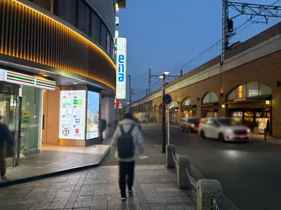 吉祥寺　ミストへの道順 4／9：横断歩道を渡ったら右折し、道路を右手に直進します。
