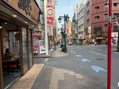 グラントへの道順 8／10：二つ目の路地も越えて直進をします。