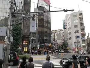 パプリカへの道順 2／5：駅を背中にして右へ歩くと正面に鳴門鯛焼本舗というたい焼き屋さんが出てくるので、たい焼き屋さんの方へ横断歩道を渡ります。