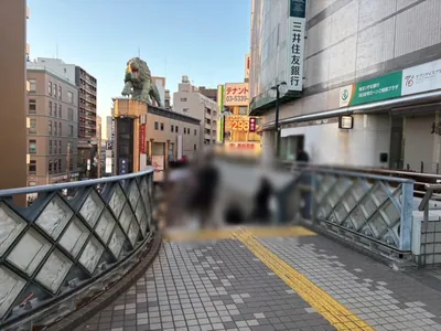 川口　レジェへの道順 4／7：突き当り左手の階段を下ります。