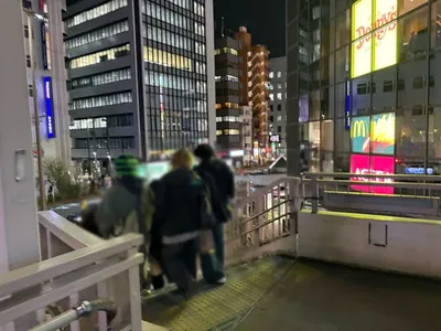 茜（アカネ）への道順 5／8：突き当り左手の階段を下ります。