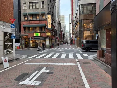 ウエダへの道順 11／12：十字路を渡って直進します。