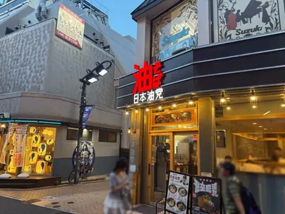 B4 （ビーフォー）への道順 2／4：駅を背にして左手の路地を進みます。