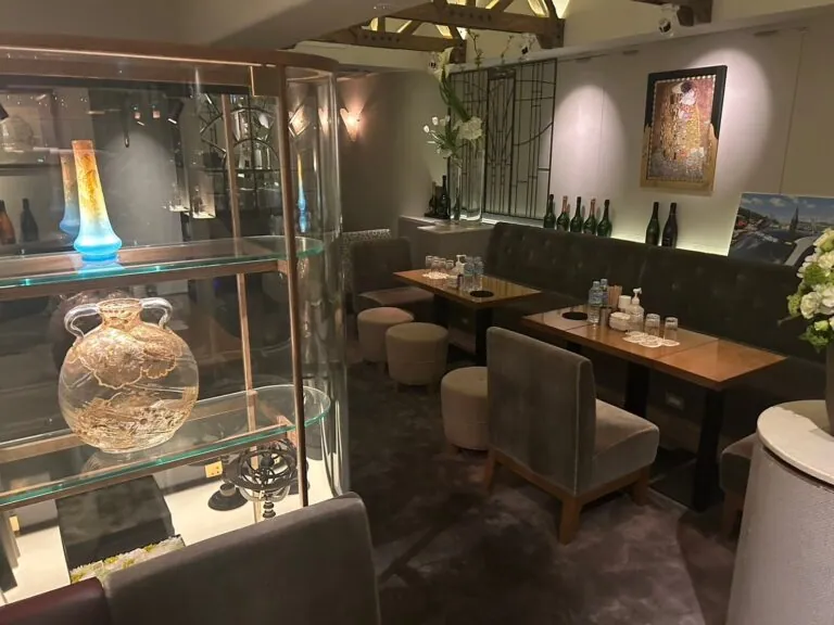 葵木 (あおき)の店内
