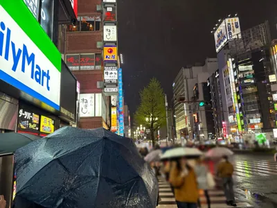 ポセイドンへの道順 6／12：左手の一つ目の路地を越えて直進を続けます。