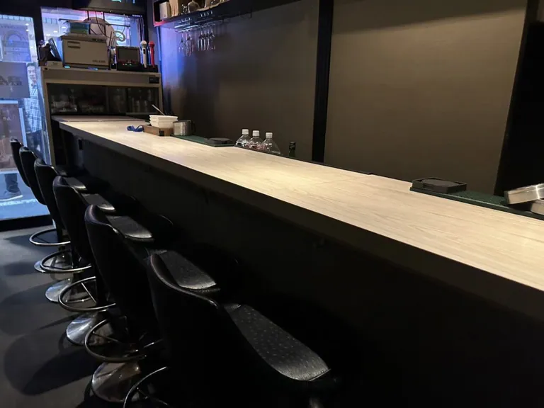 ハヤブサの店内