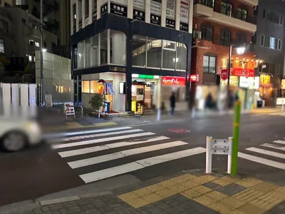 リンドへの道順 2／3：駅を背にして目の前の横断歩道を渡ります。