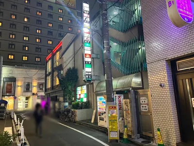 ワイズワイスへの道順 12／12：路地を超えた後、すぐ右手に歌舞伎町ワイズワイスの入る「歌舞伎町プチプラザ」があります。