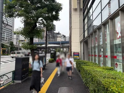 華れ （ハナレ）への道順 2／8：道路を左手に直進します。
