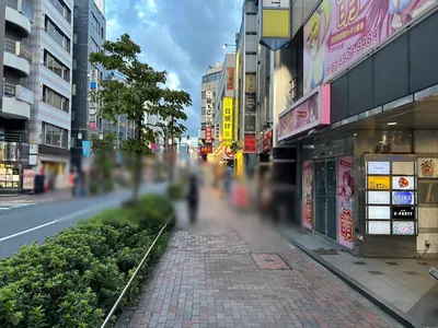 アマンへの道順 9／9：右折後すぐ右手に池袋アマンの入るビルがあります。