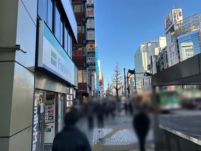 アジュール （紺碧）への道順 6／11：左手一つ目の路地を超えて直進します。
