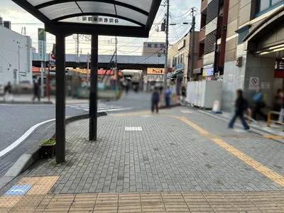 アモンへの道順 2／7：駅を背にして右手に進みます。