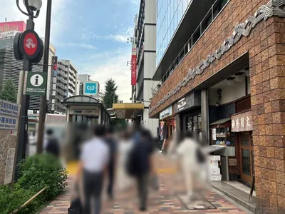 ラヴィアスへの道順 4／11：横断歩道を渡ったら左折します。