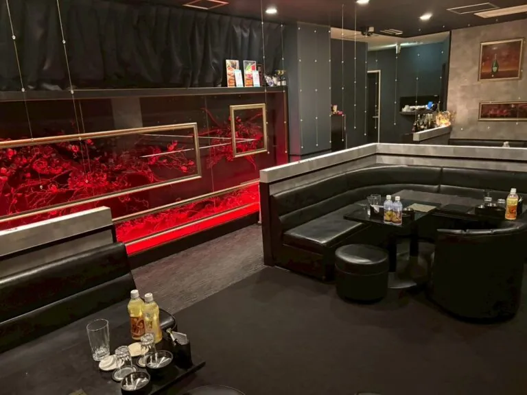 茜（アカネ）の店内