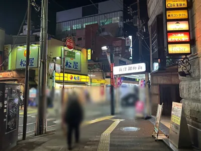 トラジロウ （カラオケ＆バー TORAJIROU）への道順 3／6：一つ目の横断歩道を渡って直進します。
