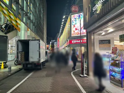 ヴェスパーへの道順 5／6：マークシティを左手に、突き当りまで直進します。