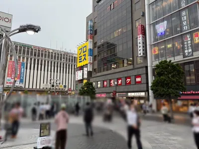 シャンブルズへの道順 2／9：建物を右手に建物沿いを直進します。
