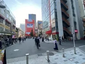 秋葉原　二次元彼女 （ニジゲンカノジョ）への道順 3／10：直進すると道路と突き当たるので右折します。