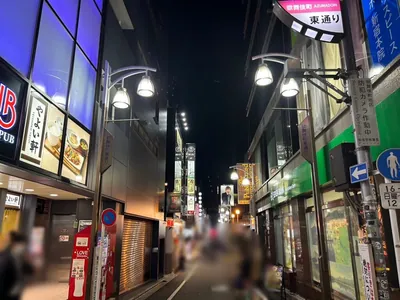 ハヤブサへの道順 7／10：左手二つ目の路地を左折します。