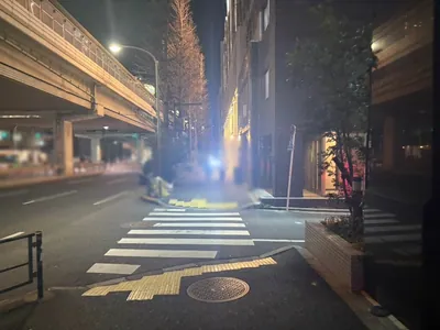 ハチカイへの道順 6／14：二つ目の路地も越えて直進を続けます。