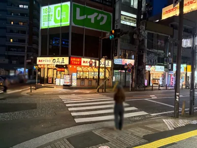 ブリリアントクラブへの道順 4／11：二つ目の横断歩道を渡り直進を続けます。