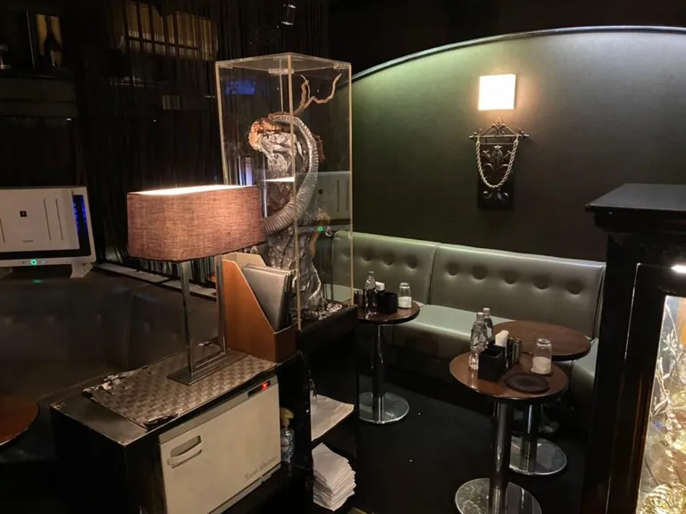 ダブルアールの店内
