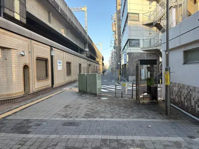 葛西　志留久 （シルク）への道順 2／4：駅を背にして正面に進みます。