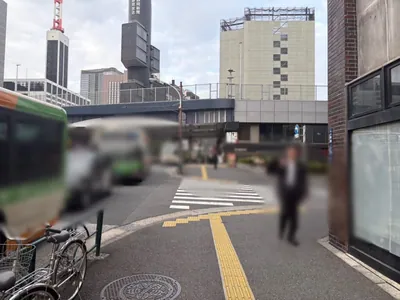 ヘラクレスへの道順 3／7：一つ目の横断歩道を渡ります。