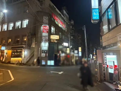 ペガサスへの道順 8／11：左手の一つ目の路地を越えて直進を続けます。