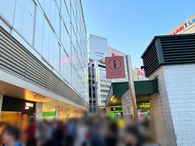 ザブラックへの道順 2／7：駅を背中にして左へ歩きます。
