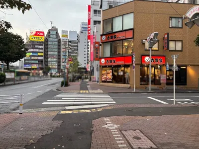 エピラウンジへの道順 7／13：一つ目の路地を横断歩道を渡って右折します。