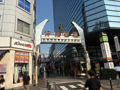ガールズコレクションへの道順 3／11：正面の横断歩道を渡って「仲見世通」を進みます。