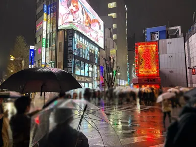 ポセイドンへの道順 3／12：正面の横断歩道を渡って路地に入ります。
